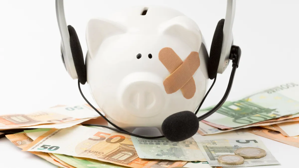 Hucha de cerdito con auriculares y billetes para mejorar la salud financiera